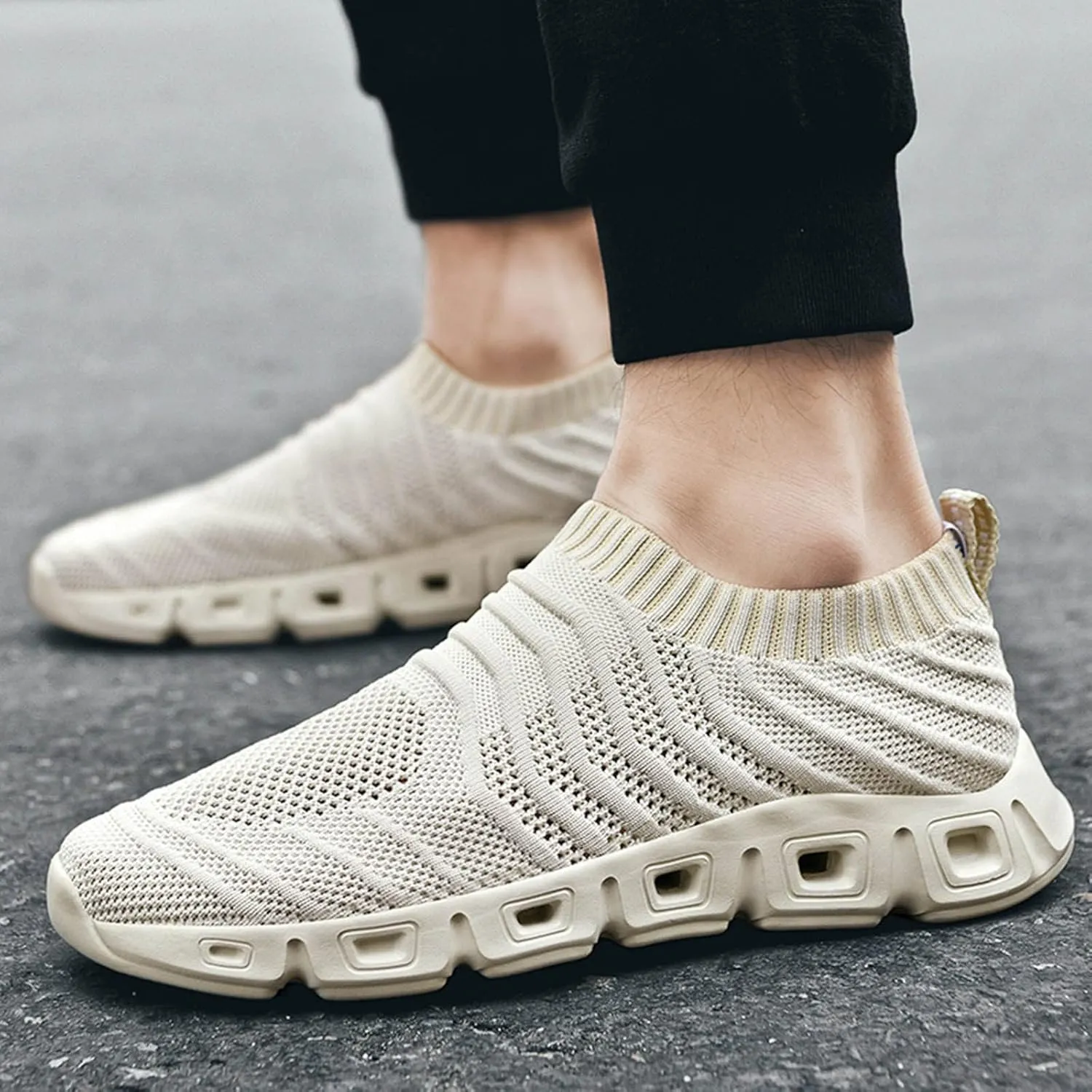 Men Sports Shoes Spring and Summer Fashionable New Pattern Breathable Mesh Sneaker Rack for Men Bedroom Shoes