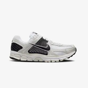 NIKE | ZOOM VOMERO 5 { WHITE/BLACK-PLATINUM TINT-MTLC PLATINUM