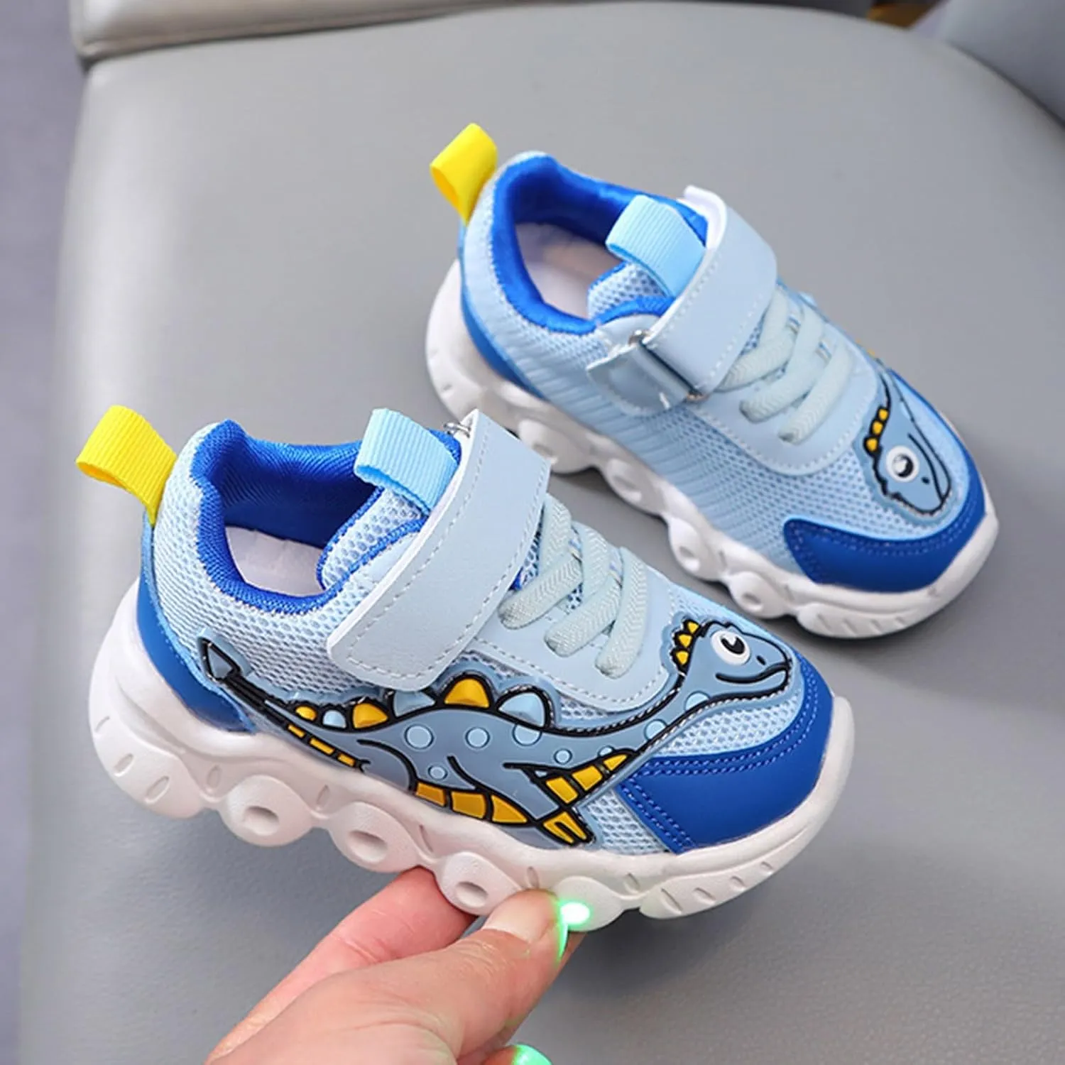 Sneakers for Girls Light Up Breathable Running Cute Shoes Boys Sneakers Anti-Slip Lace Up Girls Walking Sports Shoes